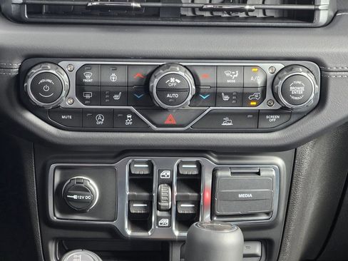 New 2025 Jeep Gladiator Sport image 13