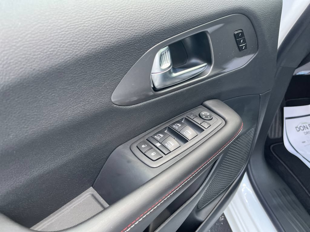 New 2027 Chrysler Pacifica Select FWD image 10
