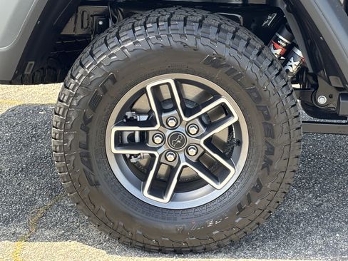 Used 2026 Jeep Gladiator Mojave AWD/4WD image 9