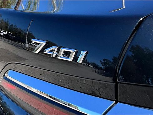 Used 2023 BMW 740i image 10