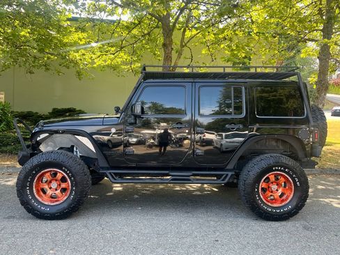 Used 2015 Jeep Wrangler Unlimited Sahara AWD/4WD image 2