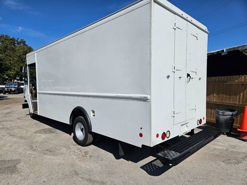 Used 2014 Ford E-450 and Econoline 450 Super Duty w/ A/C Prep Package image 2