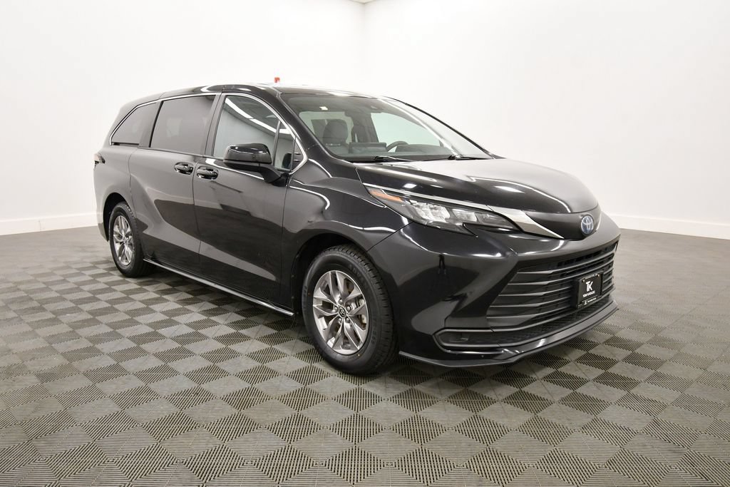 Used 2025 Toyota Sienna LE FWD image 10