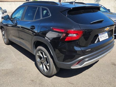Used 2025 Chevrolet Trax LT FWD image 4