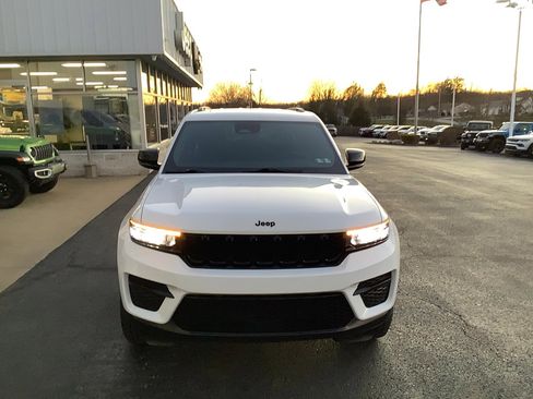 Certified 2025 Jeep Grand Cherokee Altitude image 2