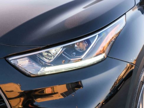 Used 2023 Toyota Highlander Limited FWD image 11