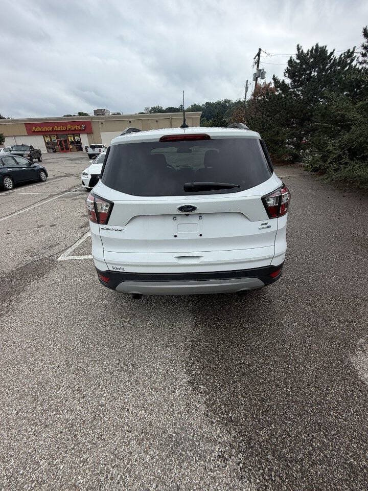 Used 2018 Ford Escape SE w/ Ford Safe & Smart Package AWD/4WD image 3