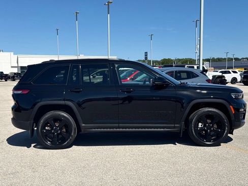 Used 2024 Jeep Grand Cherokee Limited w/ Luxury Tech Group II AWD/4WD image 33