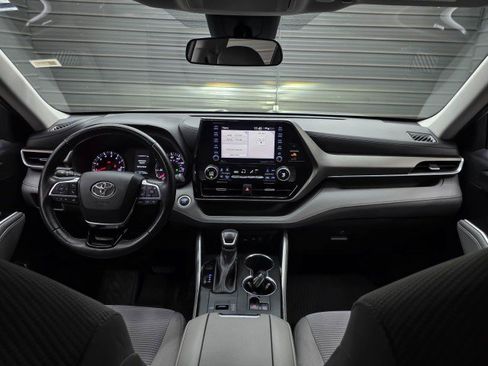 Used 2021 Toyota Highlander LE FWD image 11