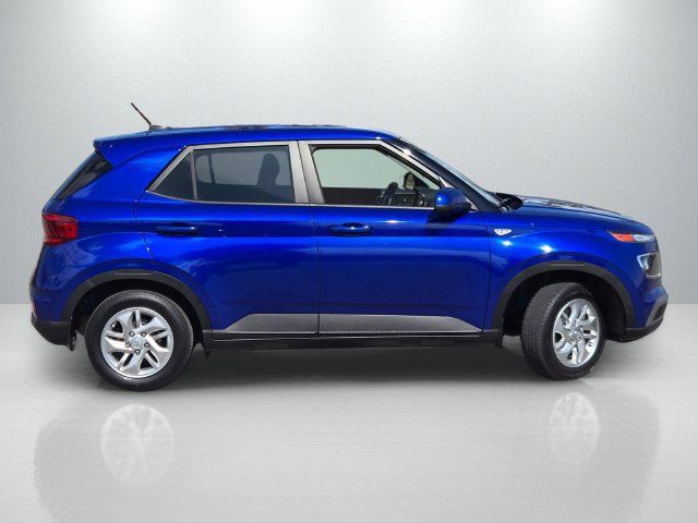 Used 2023 Hyundai Venue SE FWD image 3