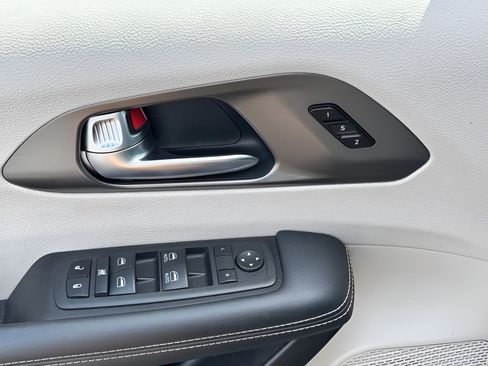 Used 2023 Chrysler Pacifica Touring-L FWD image 26