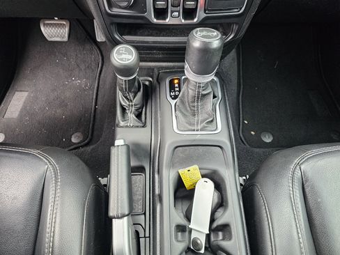 Used 2020 Jeep Wrangler Unlimited Sahara image 23