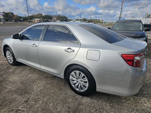 Used 2014 Toyota Camry L image 6