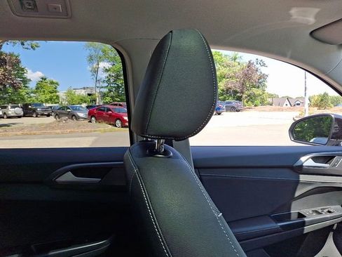 Certified 2025 Volkswagen Taos SE image 13