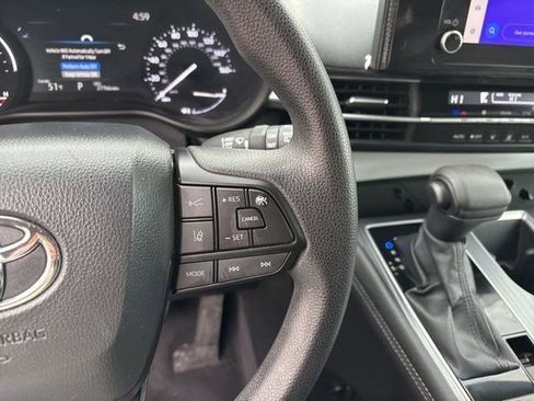 Used 2025 Toyota Sienna LE image 18