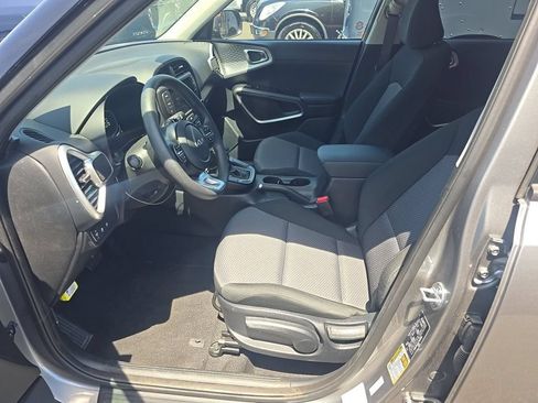 Used 2025 Kia Soul LX w/ LX Technology Package FWD image 8