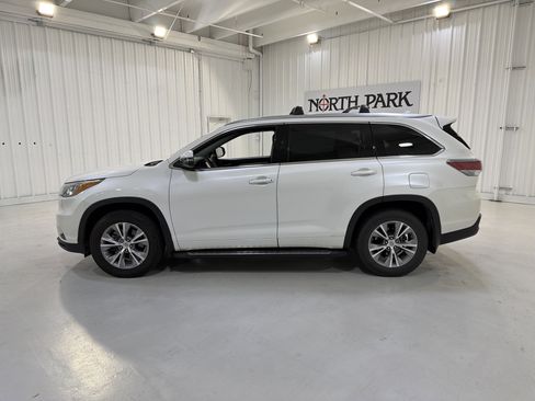 Used 2015 Toyota Highlander XLE image 2