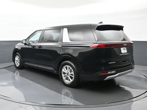 Used 2023 Kia Carnival LX FWD image 2
