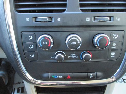 Used 2018 Dodge Grand Caravan SE w/ UConnect Hands-Free Group FWD image 15