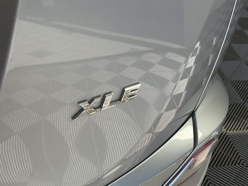 Used 2018 Toyota RAV4 XLE FWD image 17