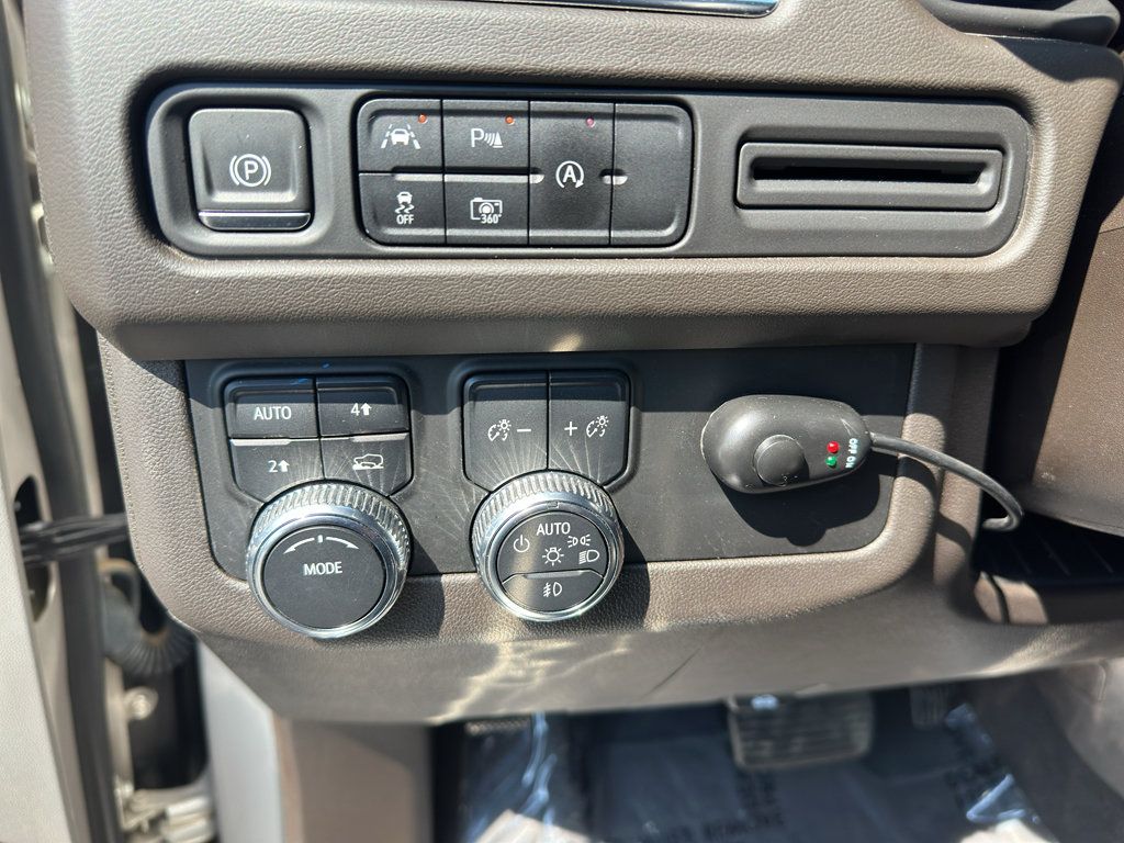 Used 2023 GMC Yukon XL SLT w/ SLT Premium Package AWD/4WD image 15