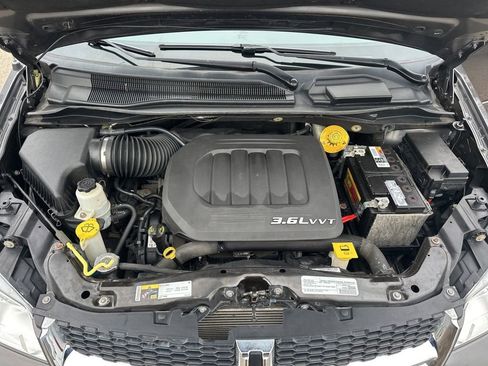 Used 2016 Dodge Grand Caravan SXT image 26