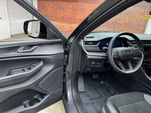 Used 2023 Jeep Grand Cherokee Altitude image 9