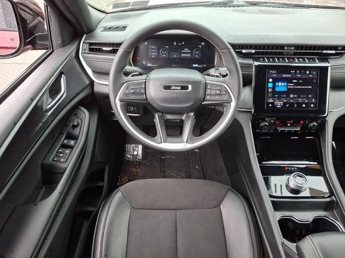 Certified 2025 Jeep Grand Cherokee Altitude AWD/4WD image 11