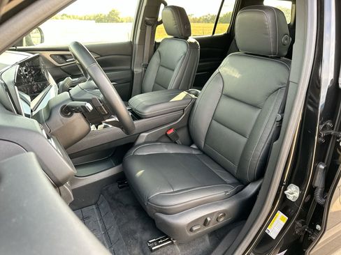 Used 2024 Chevrolet Traverse LT image 11