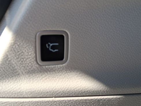 Used 2023 Chrysler Voyager LX image 19