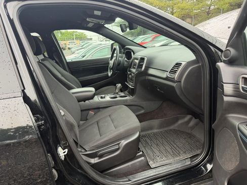 Used 2019 Jeep Grand Cherokee Laredo AWD/4WD image 12
