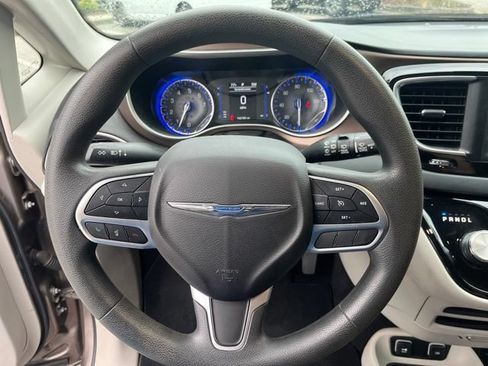 Used 2018 Chrysler Pacifica Touring Plus FWD image 19