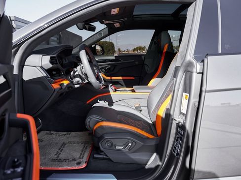 Used 2025 Lamborghini Urus SE image 35