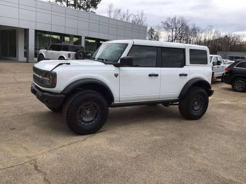 New 2025 Ford Bronco Badlands w/ Sasquatch Package AWD/4WD image 2