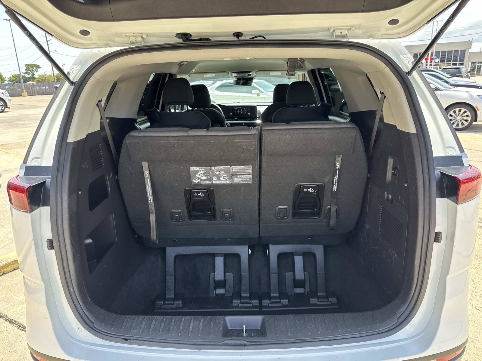 Used 2024 Kia Carnival LX FWD image 8