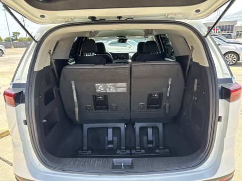 Used 2024 Kia Carnival LX FWD image 8