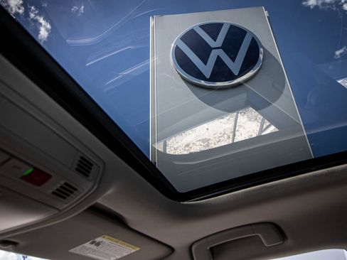 Used 2024 Volkswagen Jetta SE w/ Panoramic Sunroof Package FWD image 47