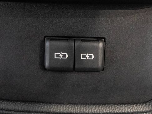 Used 2023 Toyota Highlander LE AWD/4WD image 32