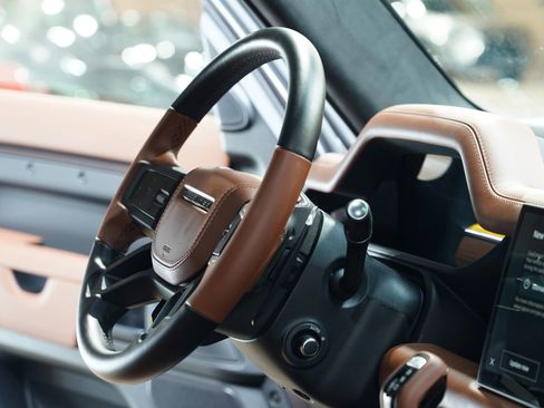 Used 2025 Land Rover Defender 110 image 68