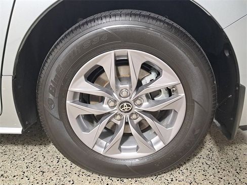 Used 2025 Toyota Sienna XLE image 8