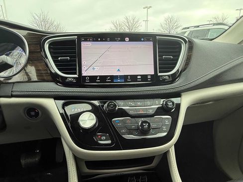 Used 2023 Chrysler Pacifica Limited image 28