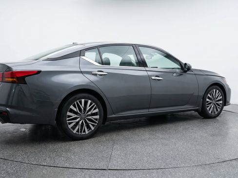 Used 2025 Nissan Altima 2.5 SV FWD image 9