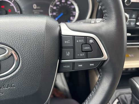 Used 2024 Toyota Highlander XLE image 13