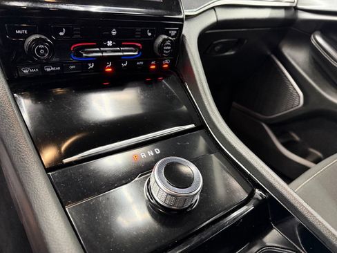 Used 2022 Jeep Grand Cherokee Laredo w/ Luxury Tech Group I RWD image 26