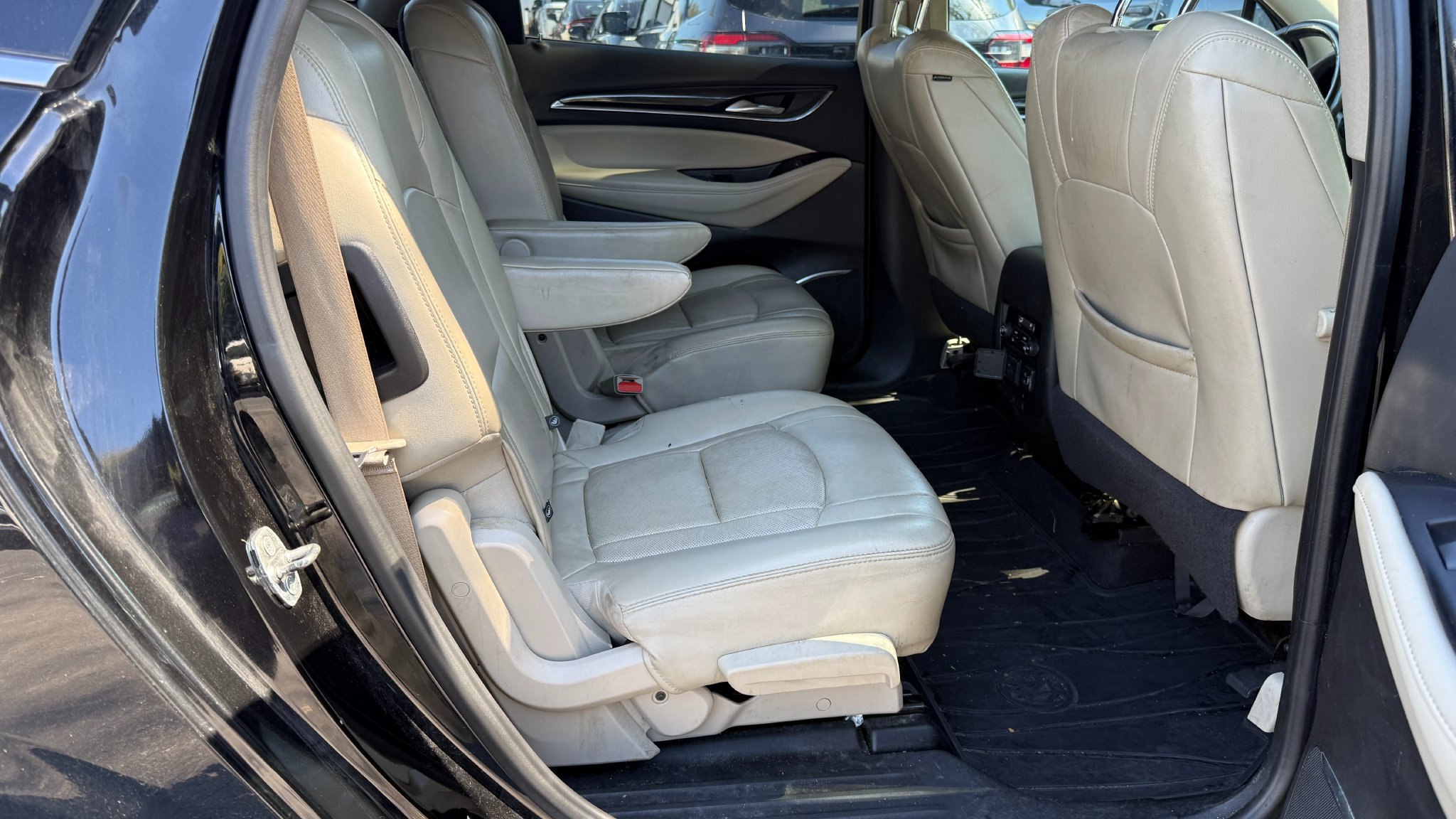 Used 2018 Buick Enclave Premium w/ LPO, Hit The Road Package AWD/4WD image 4