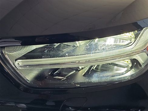 Used 2022 Volvo XC40 T5 R-Design w/ Advanced Package image 33