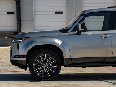 Used 2025 Lexus GX 550 w/ Accessory Package (2T) image 8