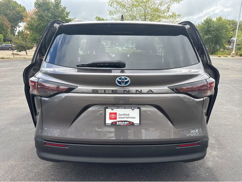 Used 2024 Toyota Sienna XLE image 18