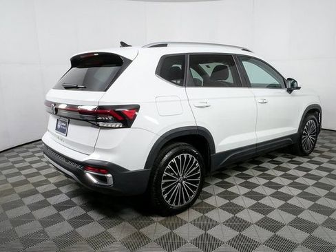 Certified 2025 Volkswagen Taos SE image 18