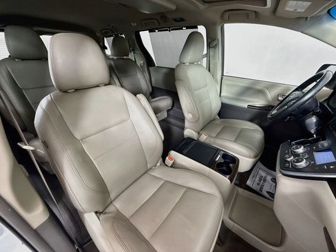 Used 2017 Toyota Sienna XLE Premium FWD image 30